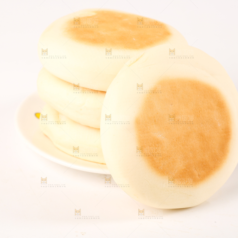 盘子里装着奶香饼