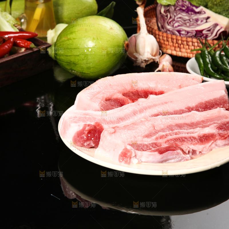 深底上放着一盘新鲜的五花肉