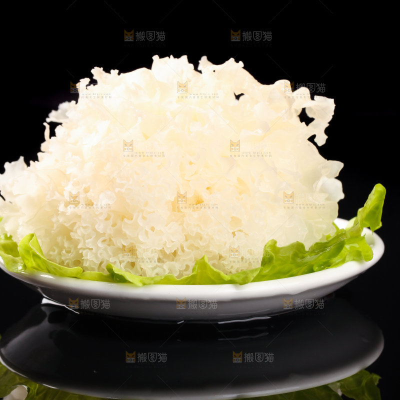 黑底上放着一糯银耳