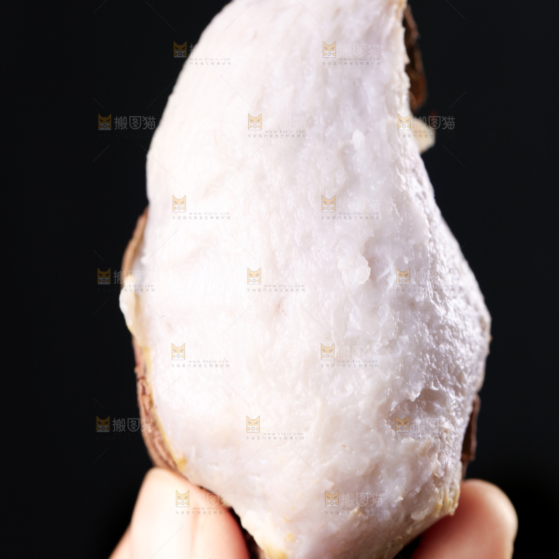 手里拿着新鲜小芋头