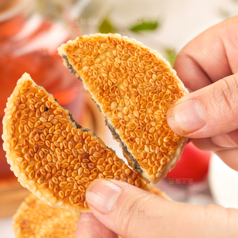 手里拿着手工芝麻饼