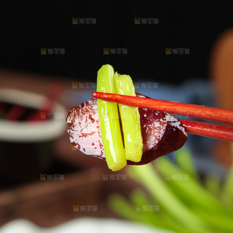 筷子夹着腊肠炒蒜苔
