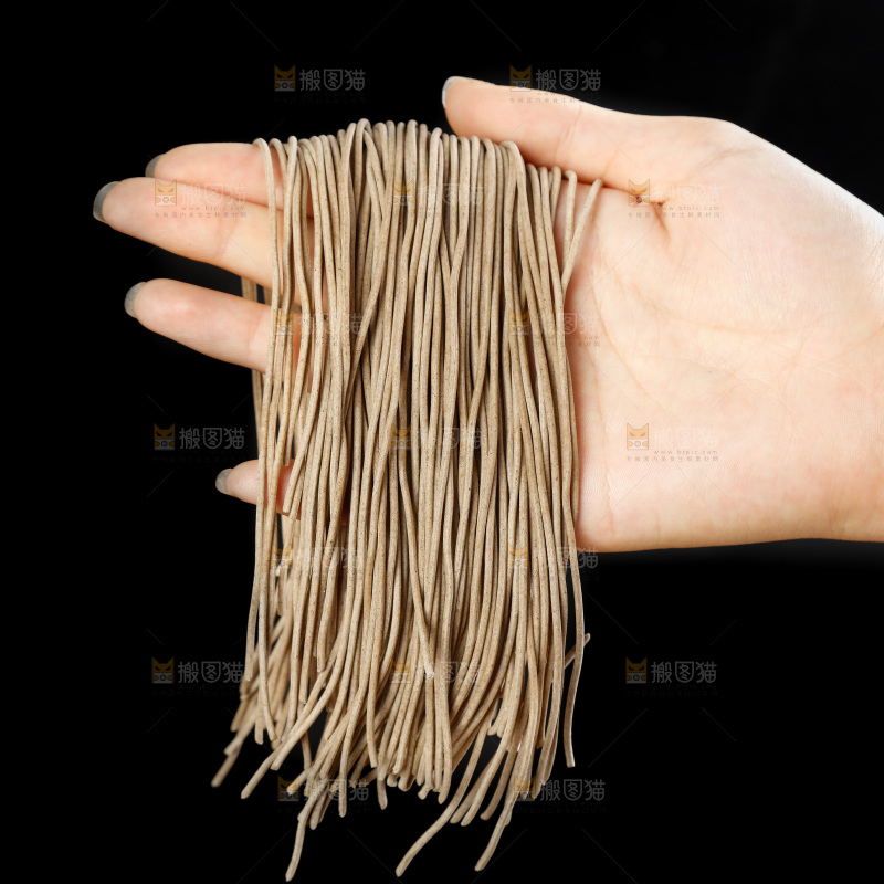 手拿新鲜的荞麦面
