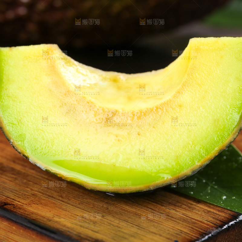 木底上放着切开的巨无霸牛油果