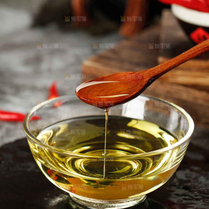 黑石板上放着一碗食用油