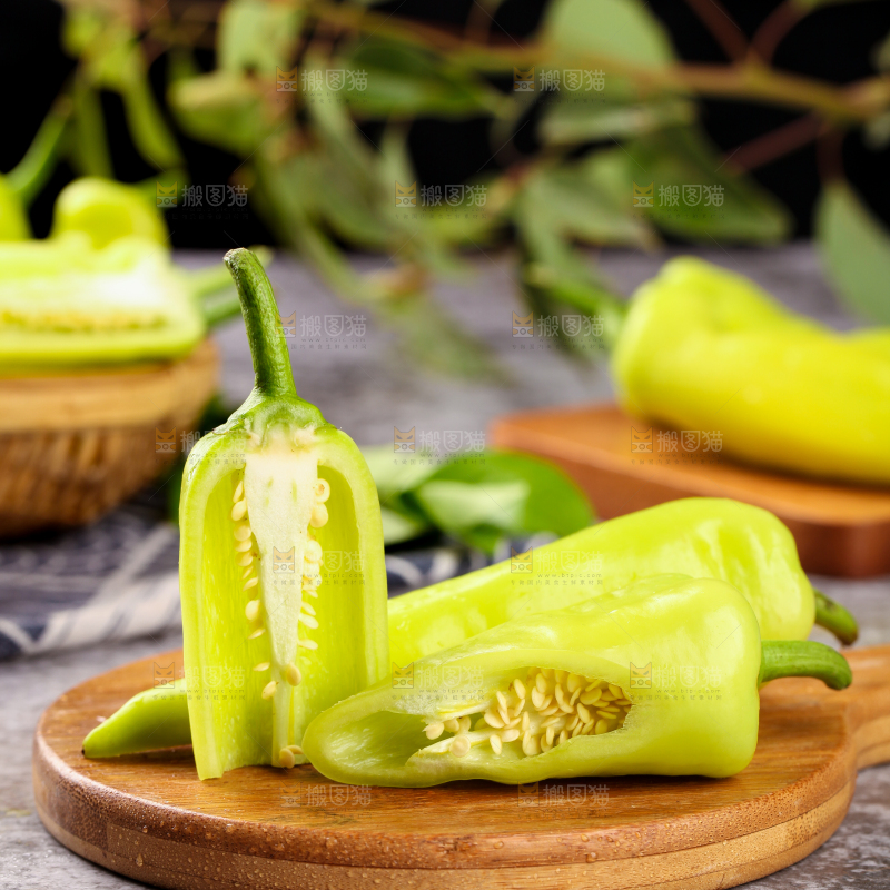 木板上切开的黄辣椒