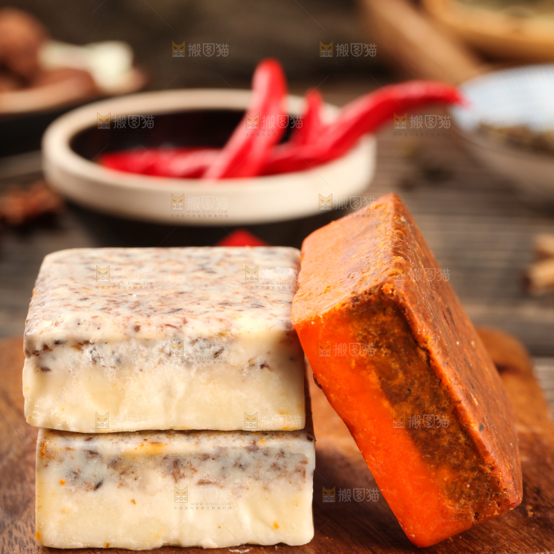 深底上放着鸳鸯火锅底料