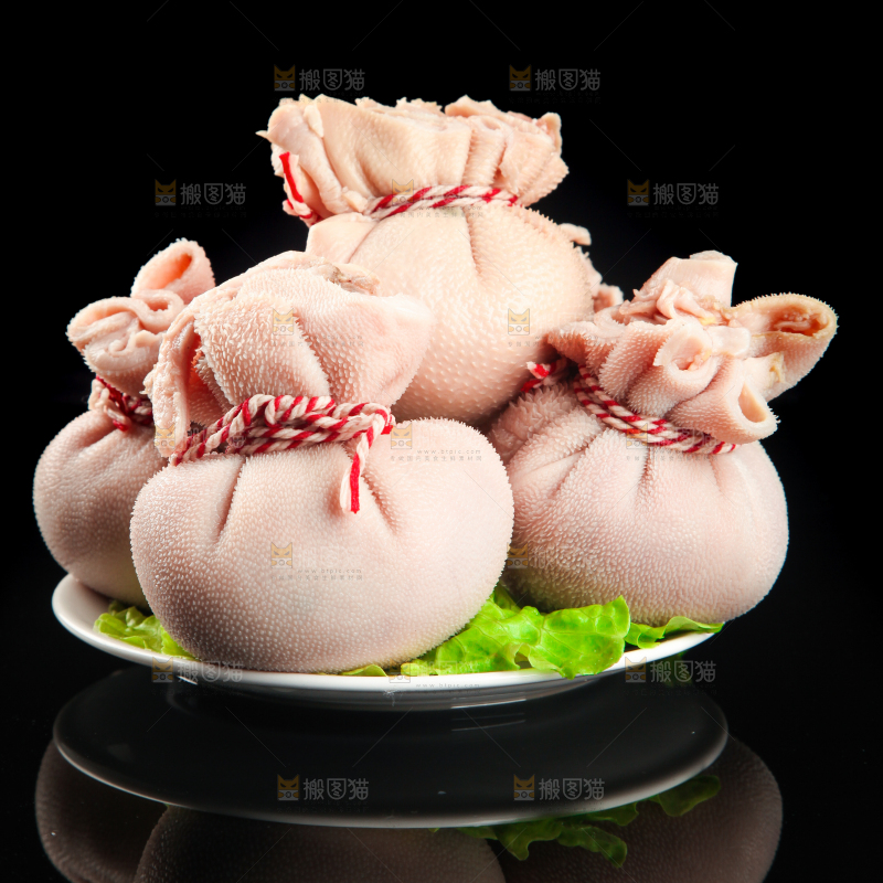 一盘羊肚肉放在黑底上