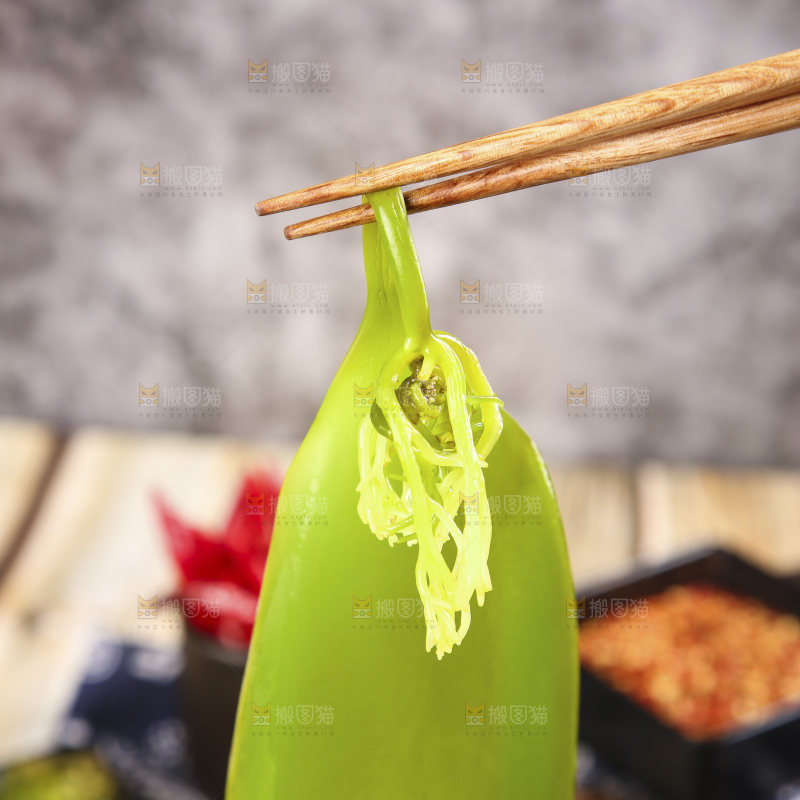筷子上夹着小海带芽