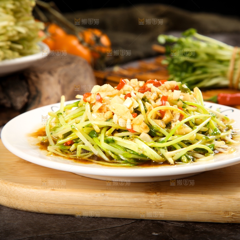 盘子里装着炒豌豆芽苗菜