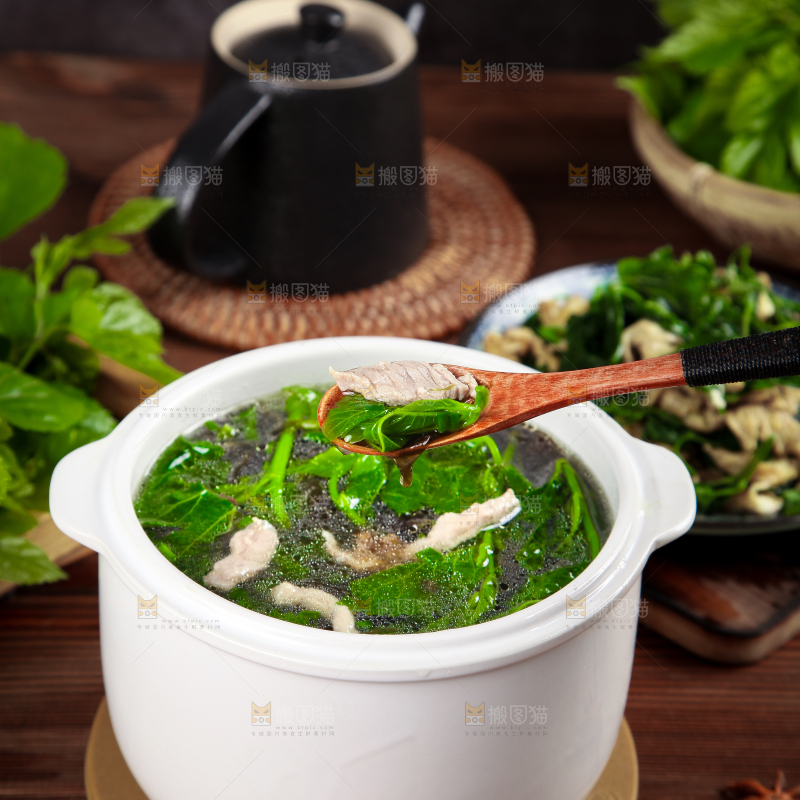 木底上放一碗桑叶瘦肉汤