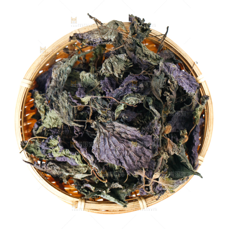 一筐干紫苏叶放在白底上
