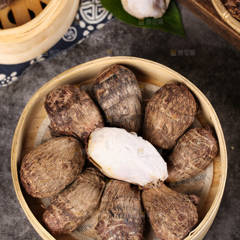 蒸笼里放着云南牛奶小芋头