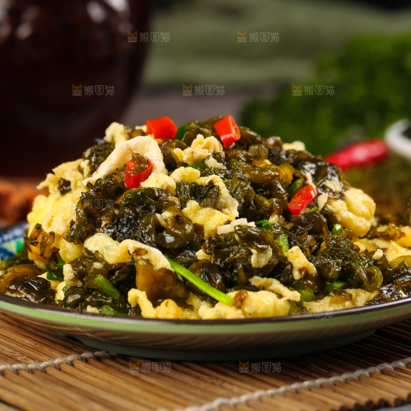 盘子里装着地皮菜炒鸡蛋