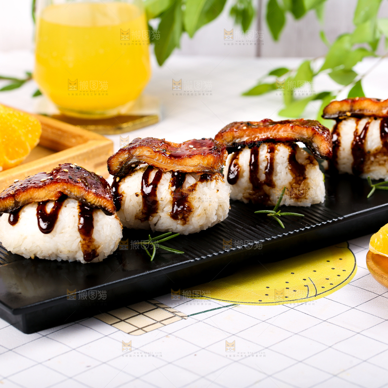 盘子里装着鳗鱼饭