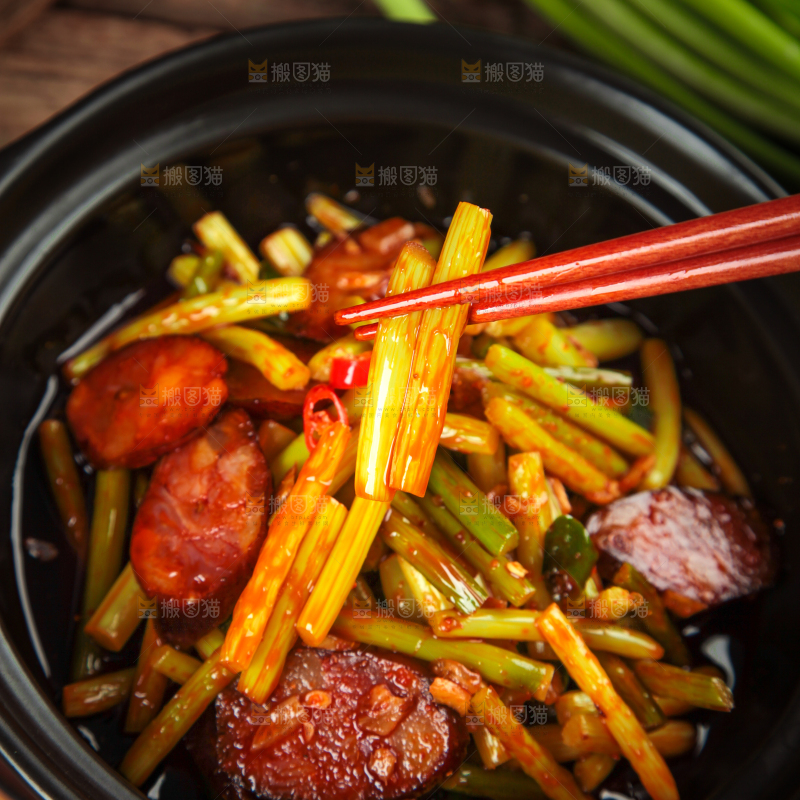 筷子夹着蒜苔炒腊肠