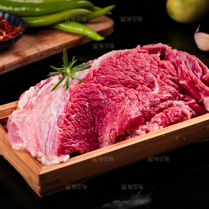 盘子里装着牛腿肉