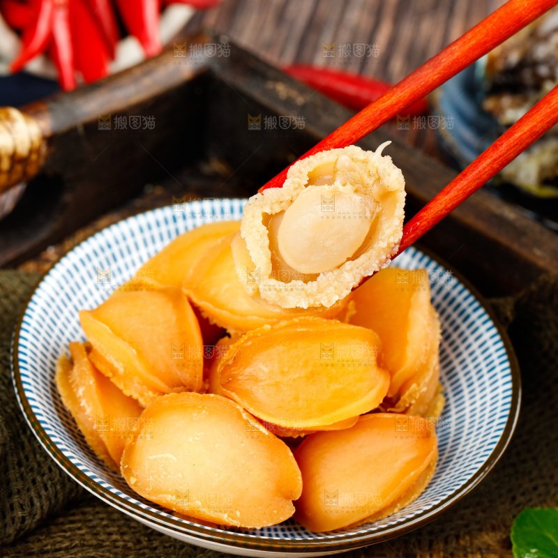 筷子夹着干鲍鱼