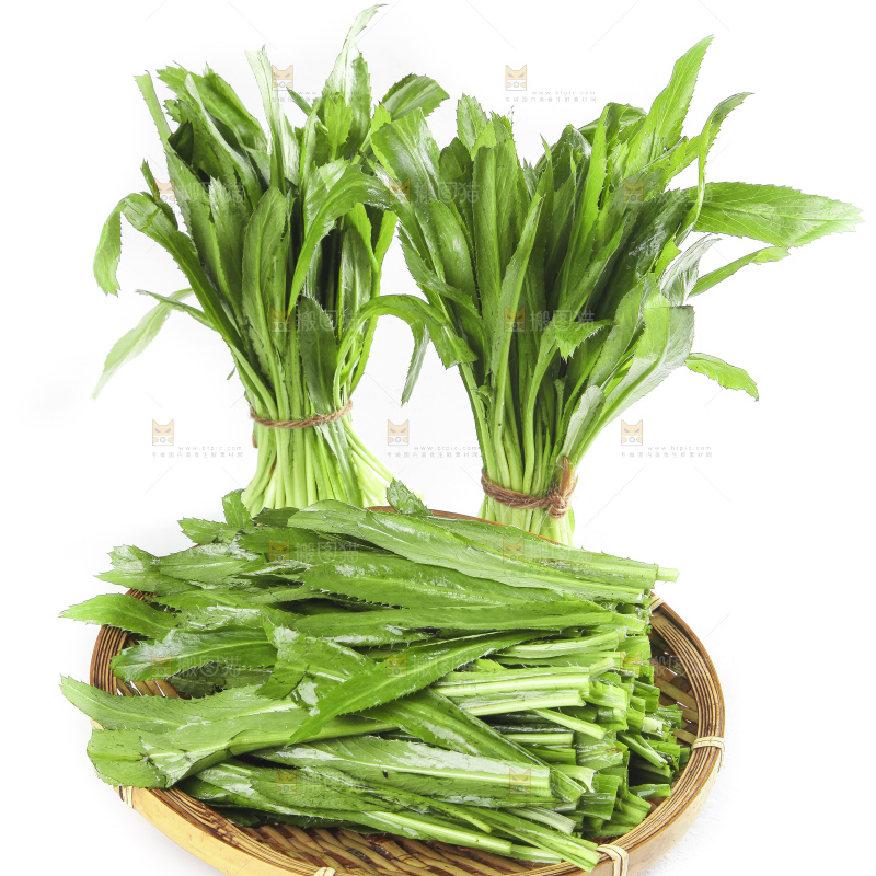 一盘切开的刺香菜放在白底上