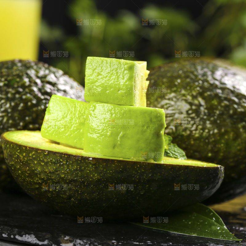 深底上的牛油果果肉