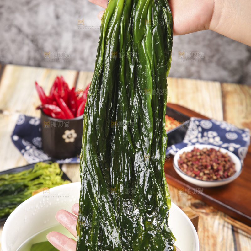 手里拿着小海带芽
