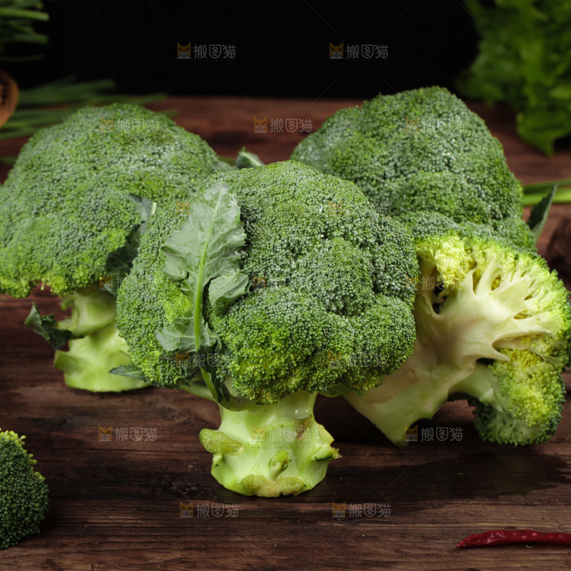 木底上放着新鲜的绿花椰菜