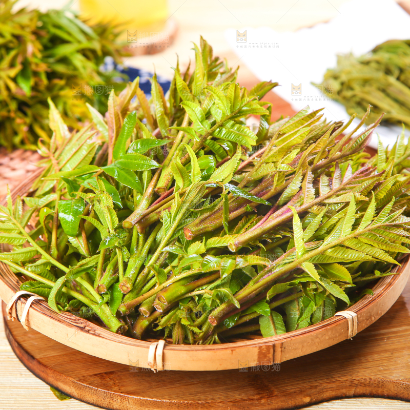 一盘沂蒙山香椿芽放在木底上