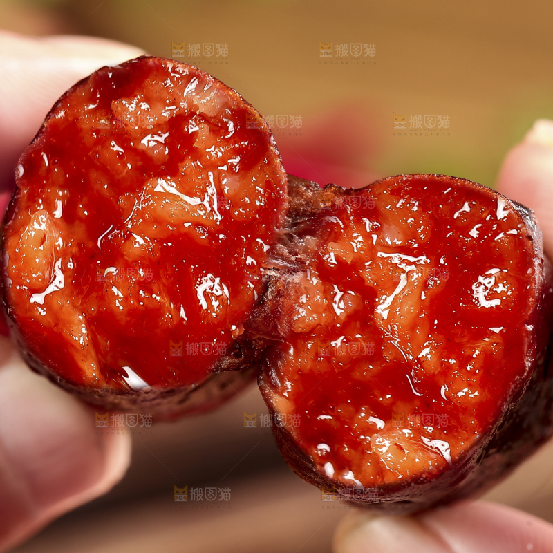 手里拿着熏肉肠