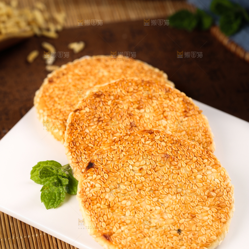 白石板上的芝麻馅饼