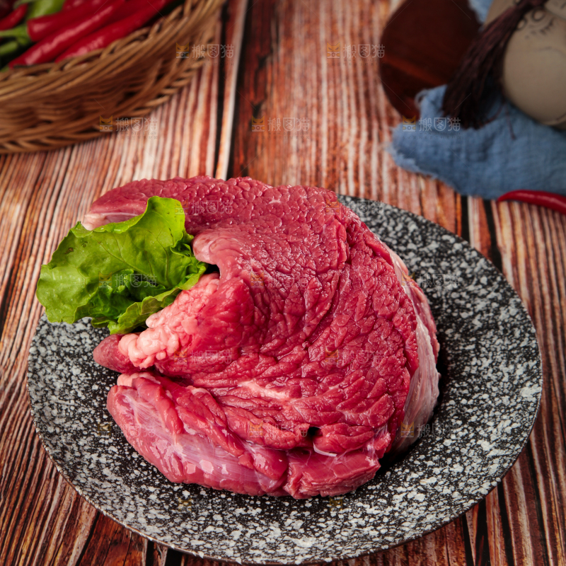 盘子里装着牛腿肉