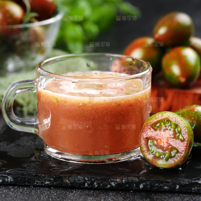 黑底上放着一杯迷彩小番茄汁