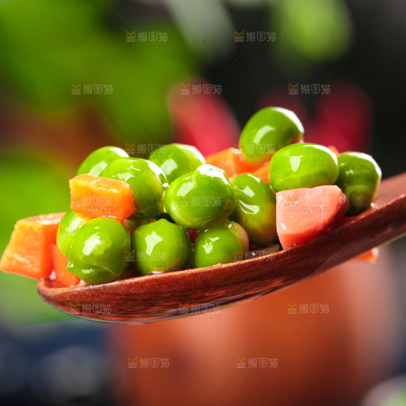 勺子里的炒豌豆粒