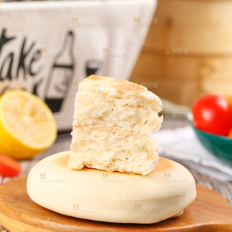 木板上放着全麦饼