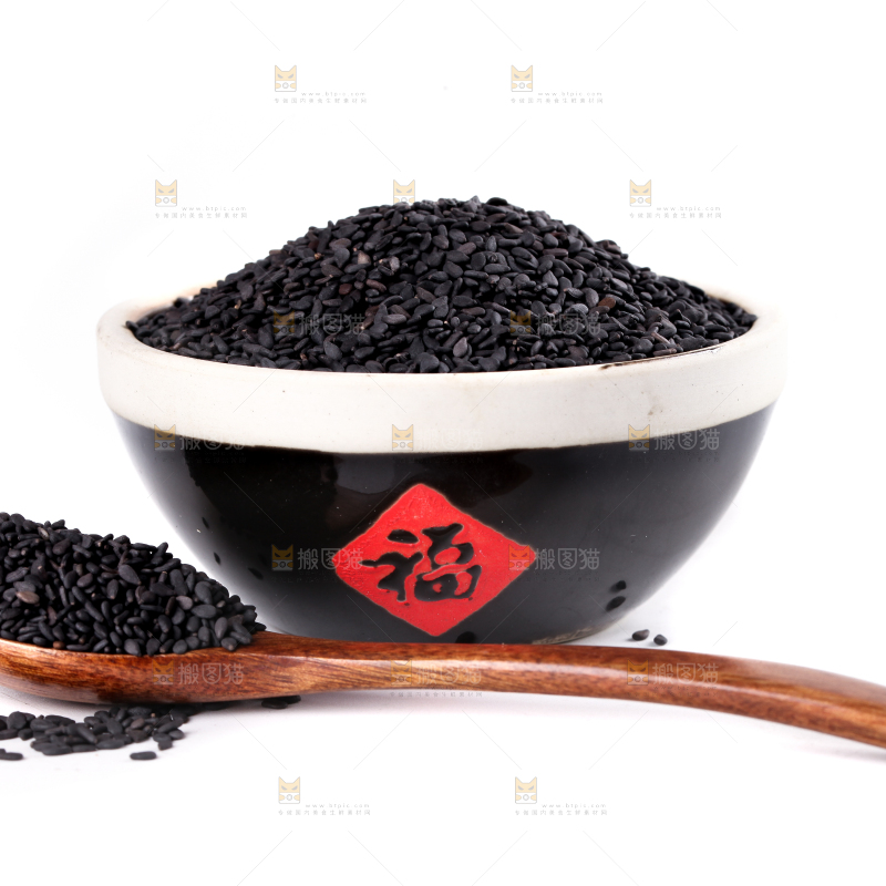 白底上放着一碗黑芝麻