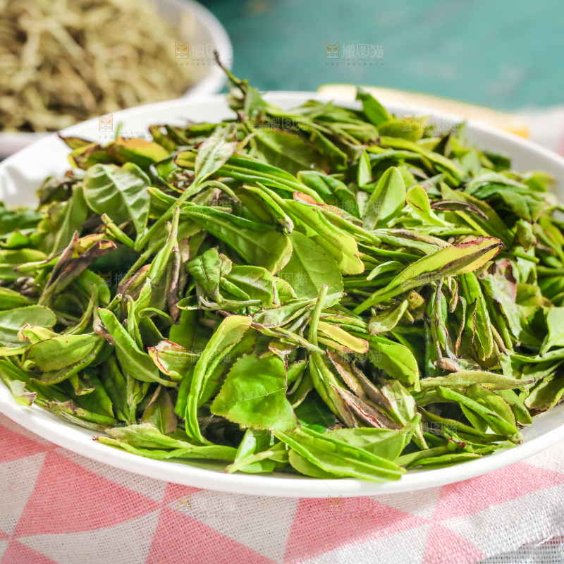 盘子里装着绿茶茶叶