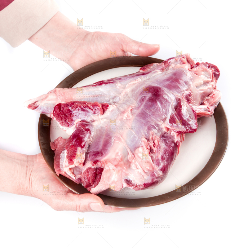 盘子里装着牛腿肉
