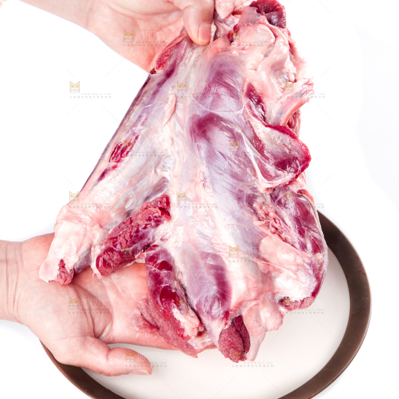 盘子里装着牛腿肉