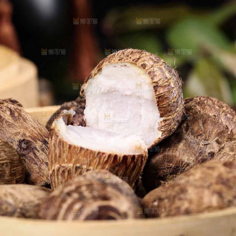 蒸笼里放着云南牛奶小芋头