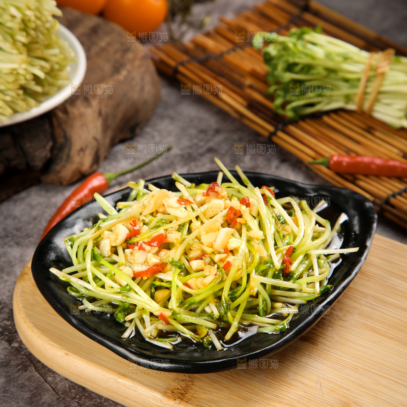 盘子里装着炒豌豆芽苗菜