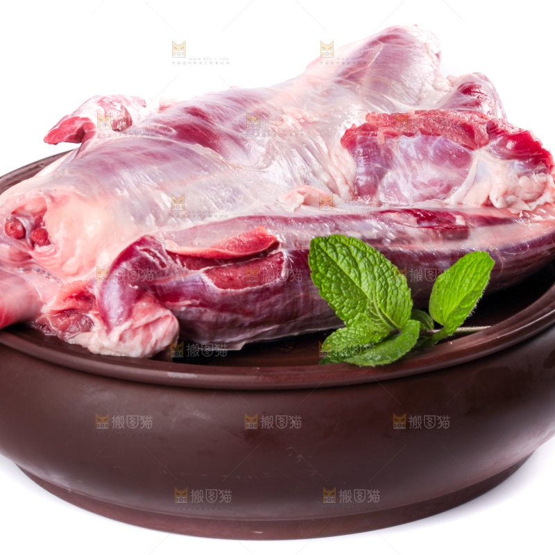 盘子里装着牛腿肉
