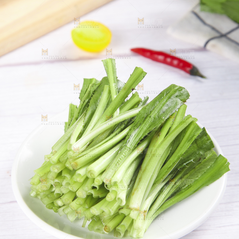 一盘切开的刺香菜放在浅底上