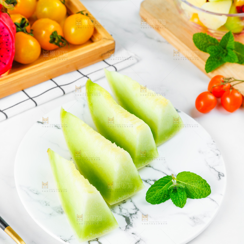 盘子里放着切开的玉菇甜瓜