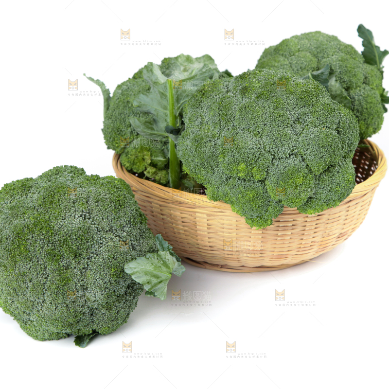 白底上放着一筐西兰花