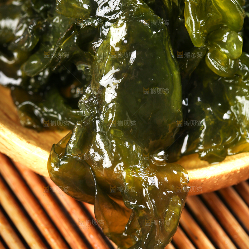 竹底上放着野生地皮菜