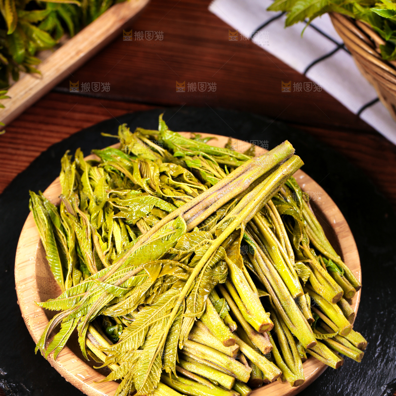 黑石板上放着一盘红香椿