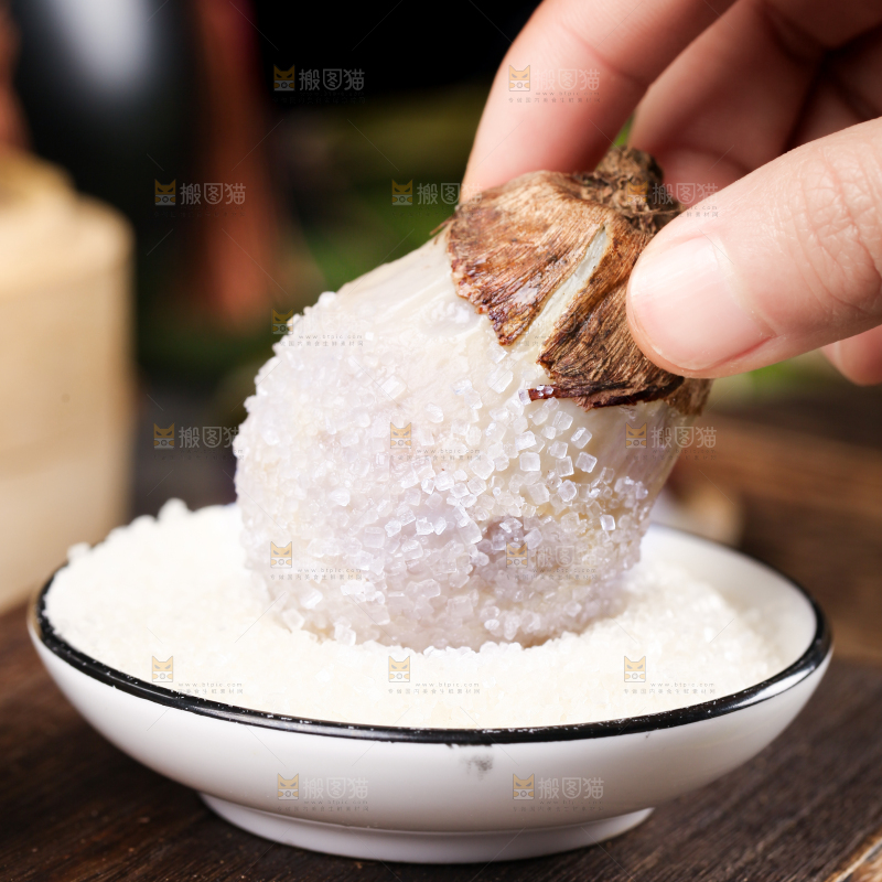 手里拿着新鲜小芋头