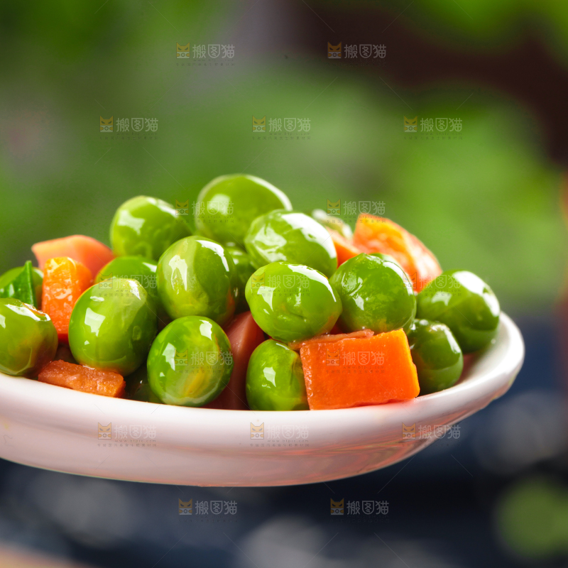 勺子里的炒豌豆粒