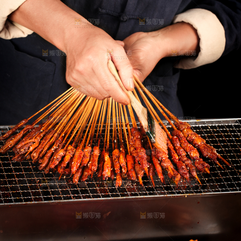 手拿烤串