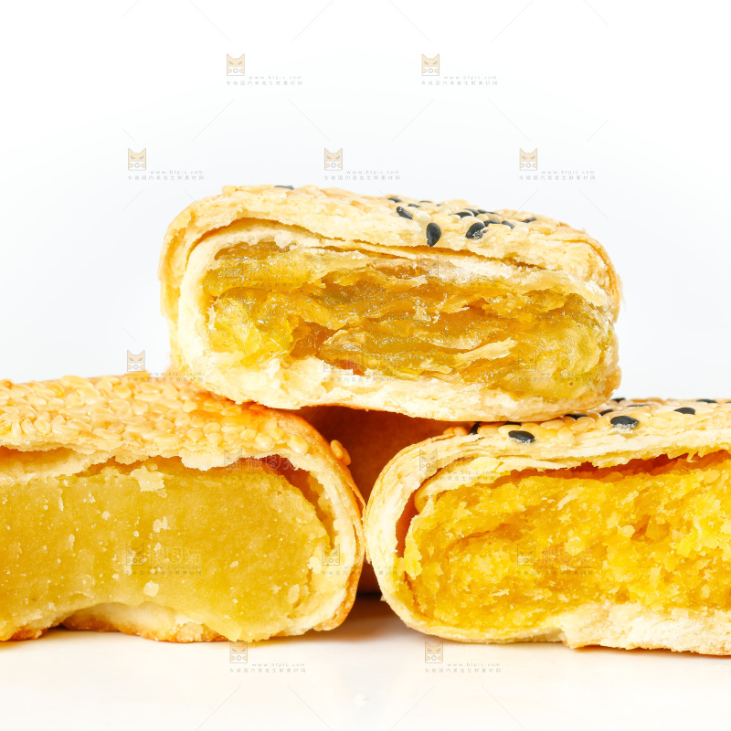 掰开的酥饼放在白底上
