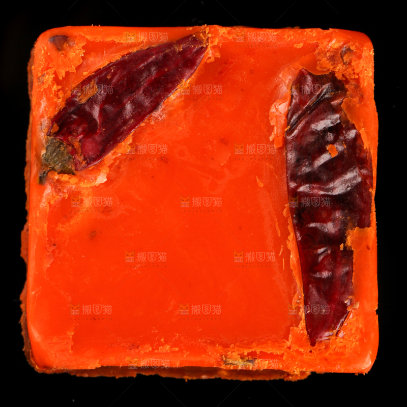 黑底上的香辣火锅料